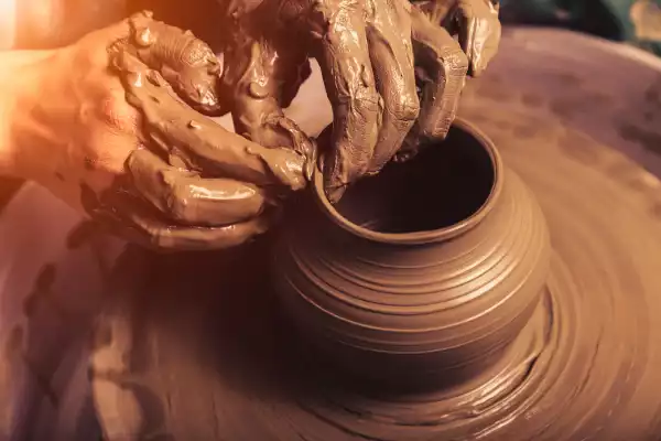 Biomateriais do Solo: Argilas, Terras e Minerais Naturais no Artesanato Sustentável