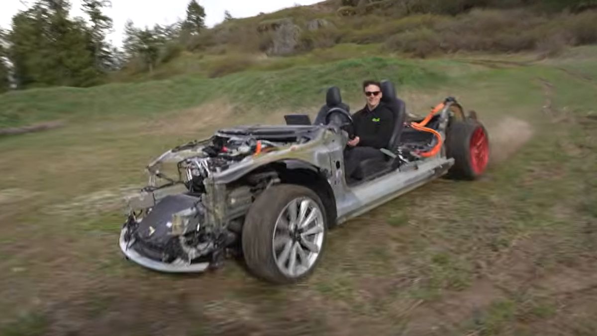De sucata a rei do drift: a transformação de um Tesla